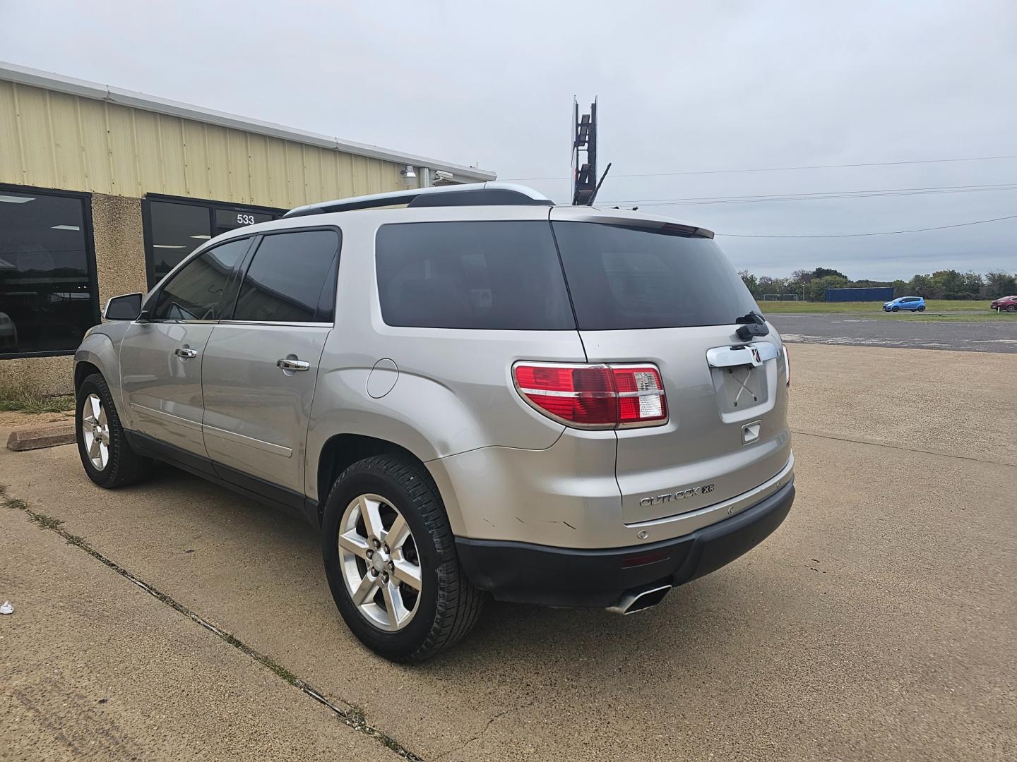 2008 SILVER Saturn Outlook XR (5GZER33798J) with an 3.6L V6 engine, 6-Speed Automatic transmission, located at 533 S Seven Points BLVD, Seven Points, TX, 75143, (430) 255-4030, 32.313999, -96.209351 - Photo#3